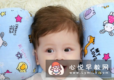 宝宝头型睡偏了怎么办 可以用定型枕吗